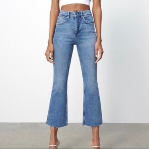 ZARA — MID RISE CROPPED FLARE JEANS, BLUE